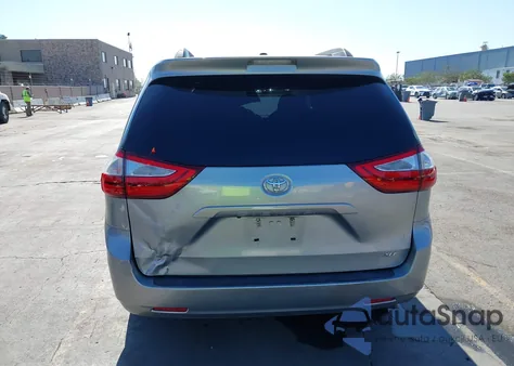 2017 Toyota Sienna Xle 8 Passenger z USA, uszkodzony, nr VIN 5TDYZ3DC3HS797383